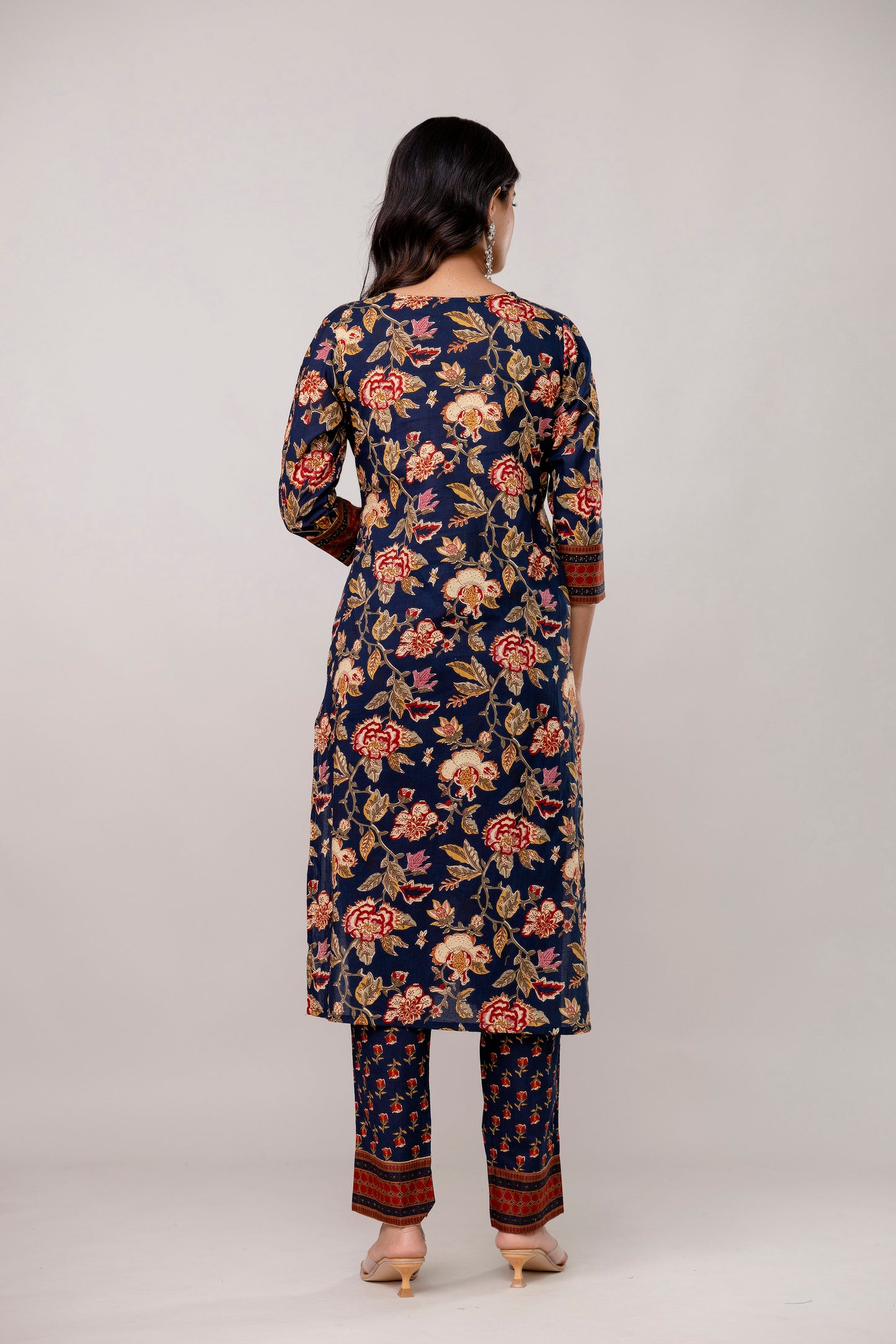 Deep Indigo V-Neck Kurta Set with Intricate Border Print Dupatta